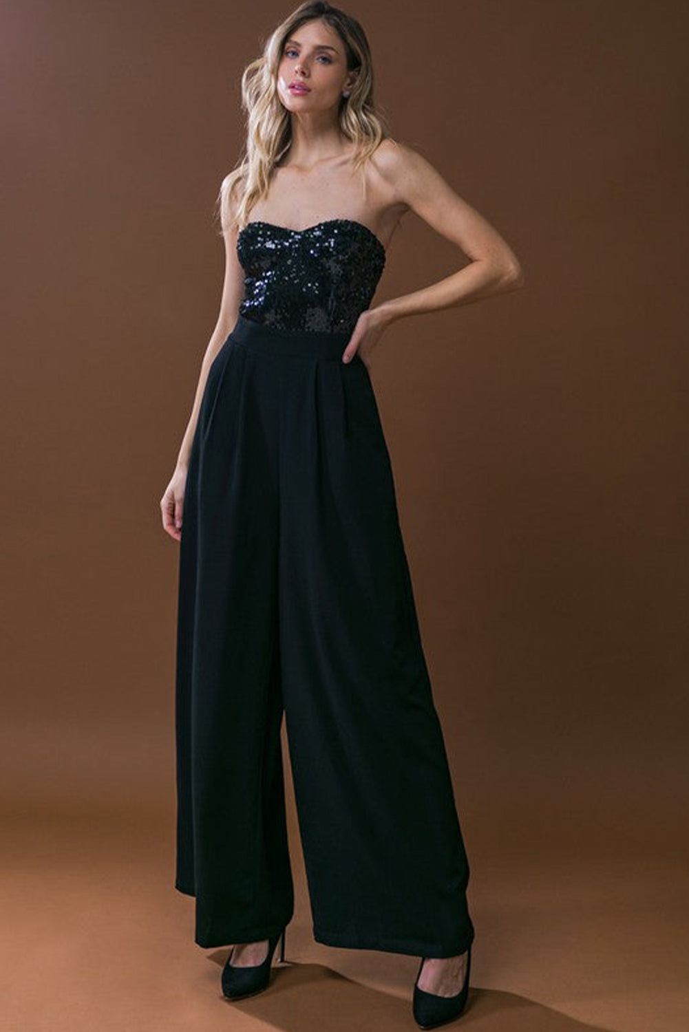 Mono negro de pierna ancha con top de lentejuelas