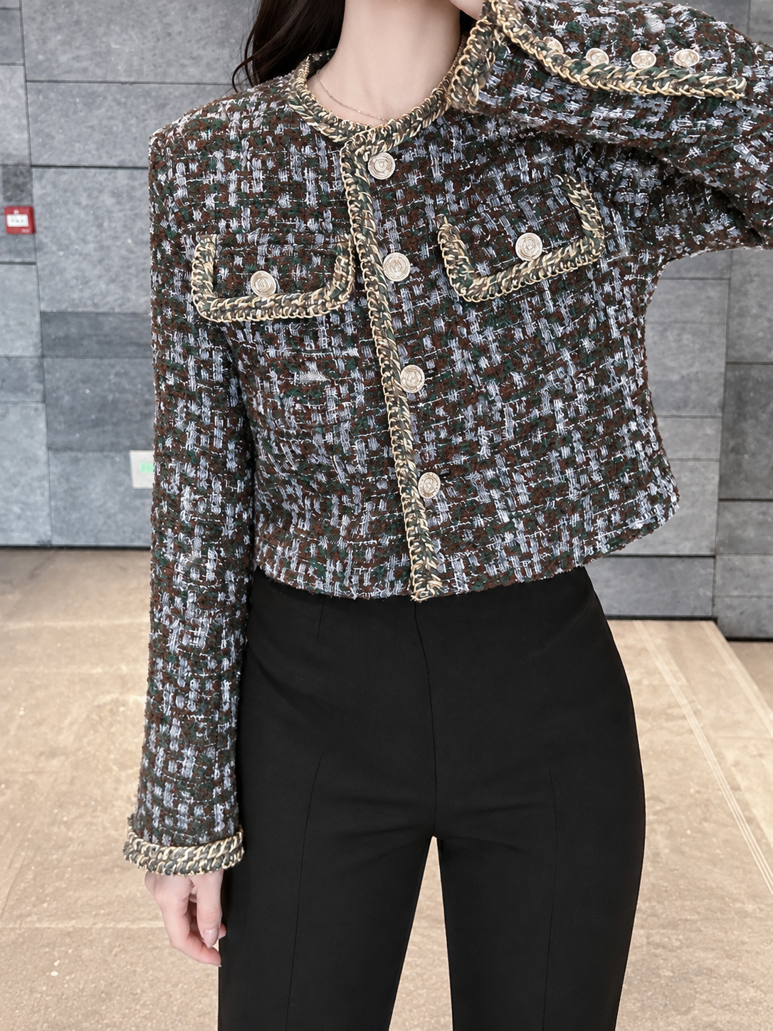 Chaqueta corta de tweed con bolsillos