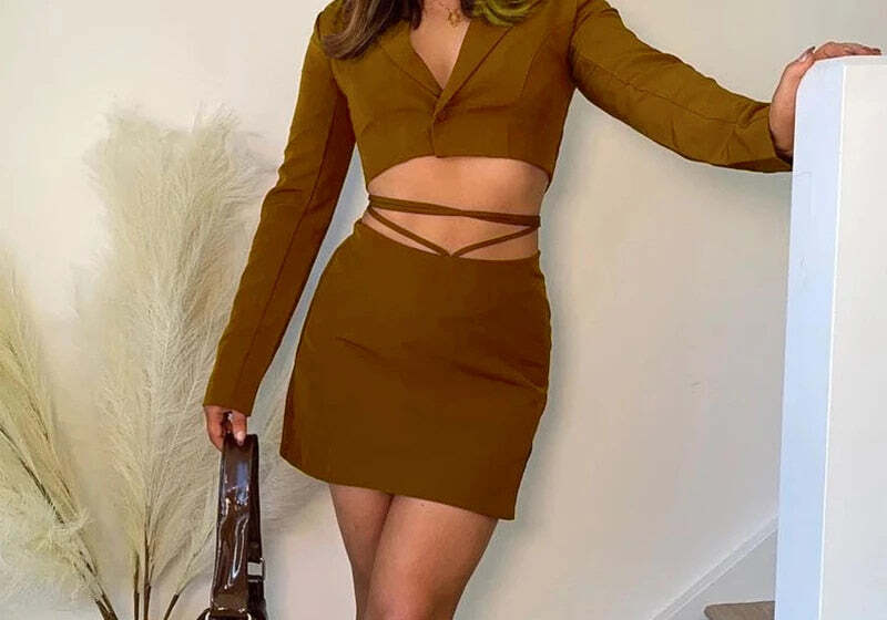 Conjunto elegante de top corto y minifalda con abertura