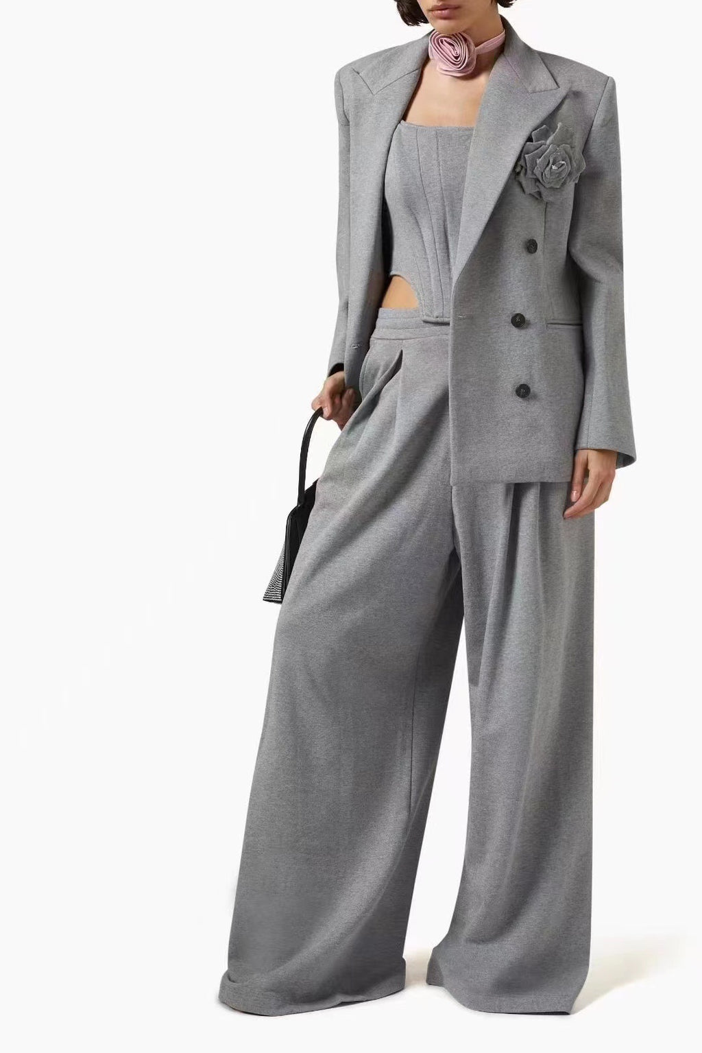 Blazer y pantalón gris puestos en modelo; piezas vendidas por separado