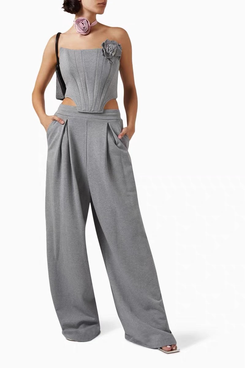 Top gris y pantalón puestos en modelo; piezas vendidas por separado