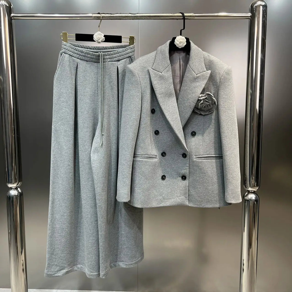 Blazer y pantalón gris en percha
