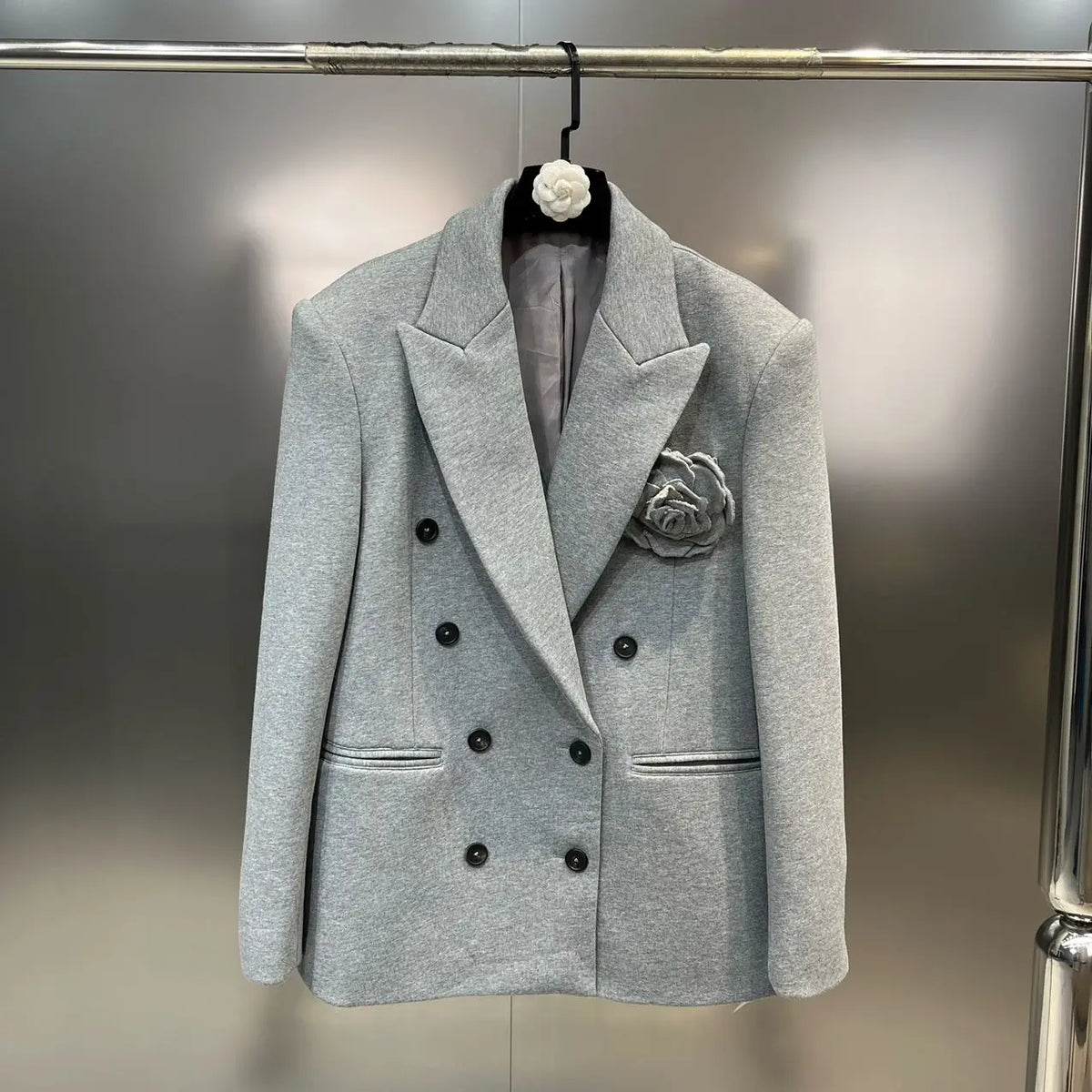 Vista frontal del blazer gris