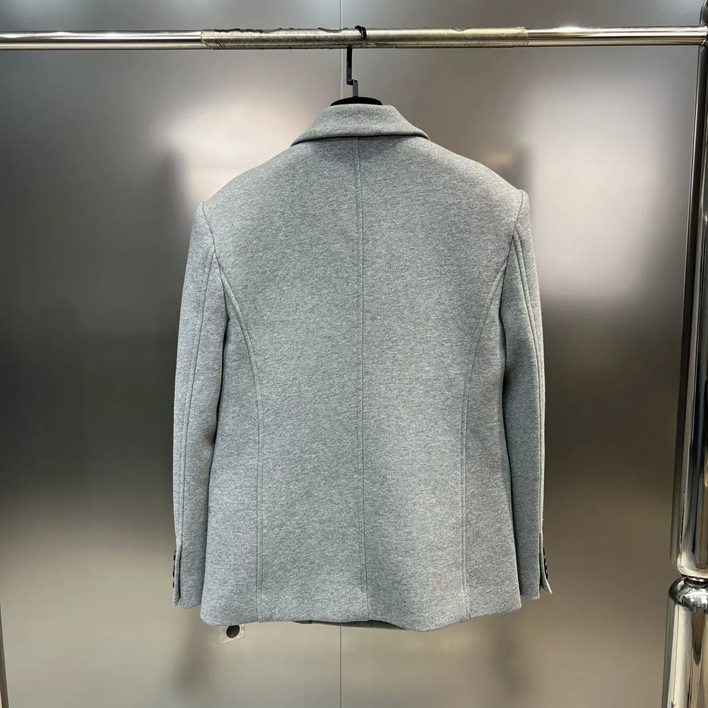 Vista trasera del blazer gris