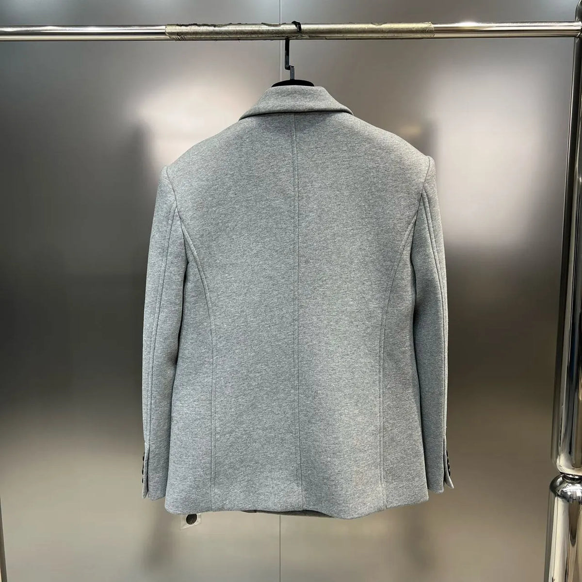 Vista trasera del blazer gris