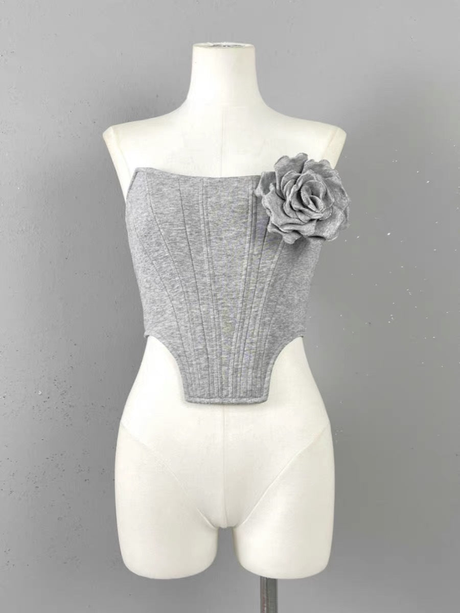 Top gris sin tirantes con adorno floral