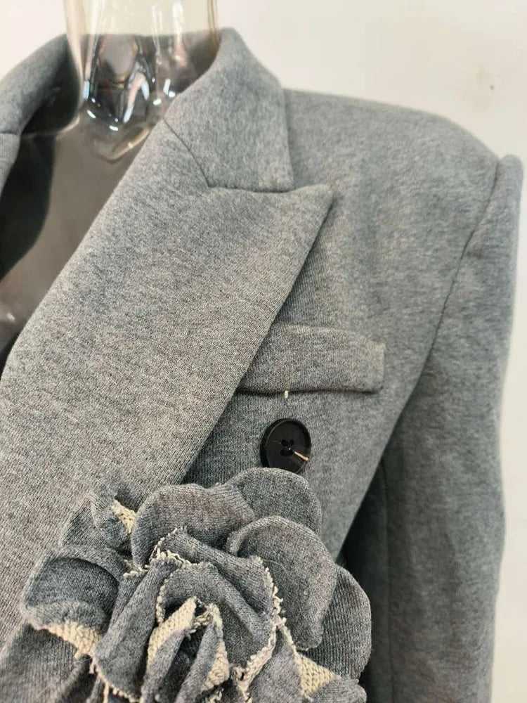 Detalle de la solapa y el adorno floral del blazer