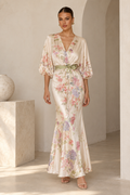 Vestido floral de tejido brillante: modelo de cuerpo entero